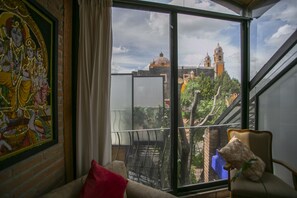 Design studio | Individueel gedecoreerd, individueel gemeubileerd, een bureau