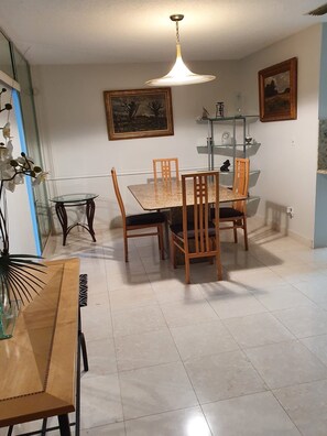 Dining - Beautiful room in a upscale
House with private bathroom . Very clean and quiete (Hollywood)