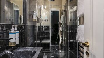 Large Studio with Kitchen and Sofa Bed | Badezimmer | Dusche, Designer-Toilettenartikel, Haartrockner, Handtücher