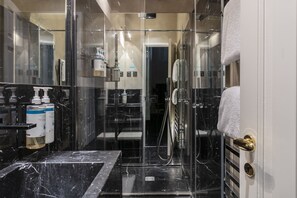Large Studio with Kitchen and Sofa Bed | 浴室 | 淋浴設備、名牌梳洗用品、風筒、提供毛巾