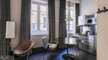 Large Studio with Kitchen and Sofa Bed