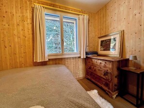 2 habitaciones, escritorio, tabla de planchar con plancha y wifi 