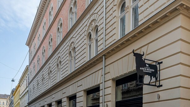 Un edificio con un cartel de 'El Corte Inglés' y una escultura de toro.
