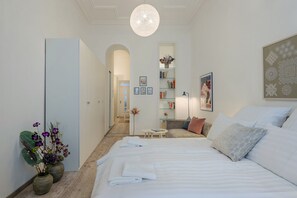 1 habitación, caja de seguridad en la habitación y escritorio 