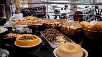 Café da manhã com buffet grátis todos os dias