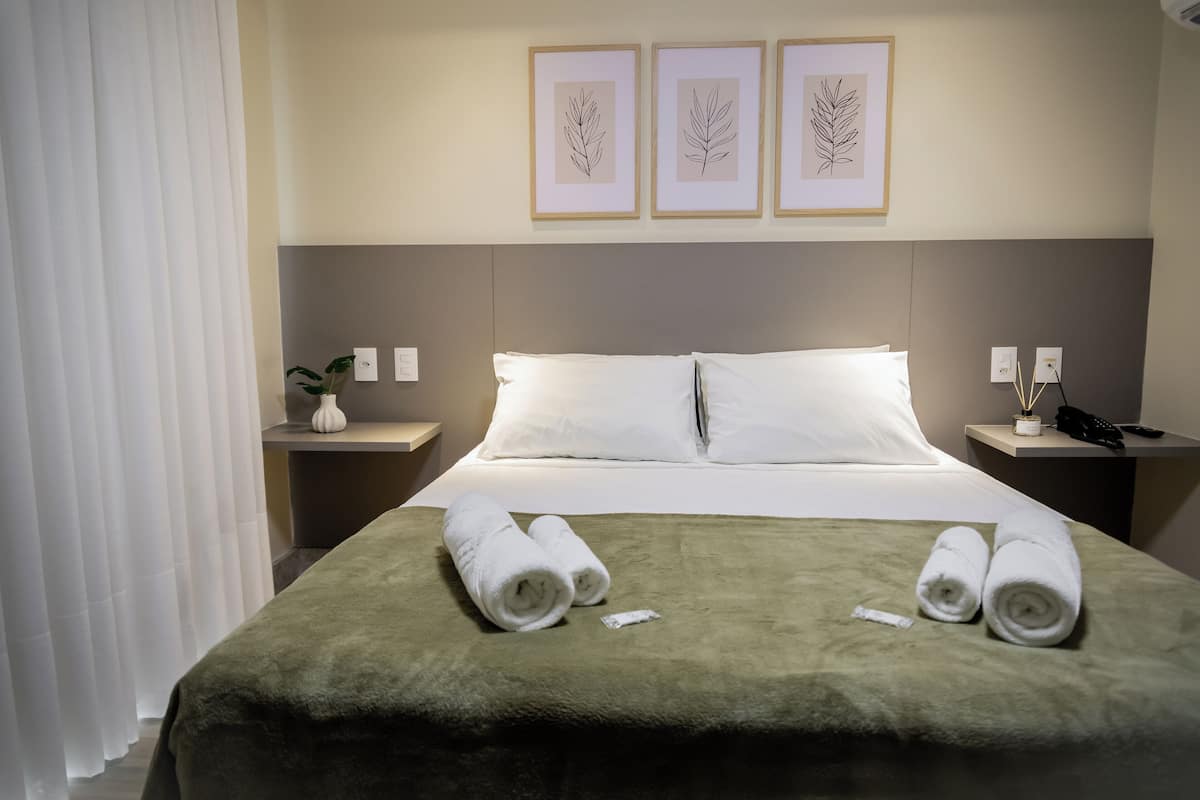 Premium Tek Büyük Yataklı Oda, Şehir Manzaralı | 1 yatak odası, masa, ücretsiz kablosuz İnternet, çarşaf takımı