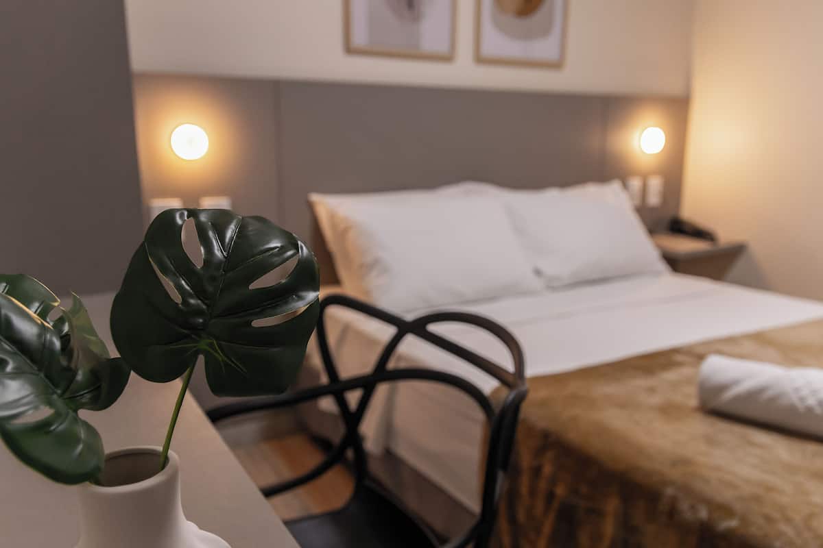 Standard Tek Büyük Yataklı Oda | 1 yatak odası, masa, ücretsiz kablosuz İnternet, çarşaf takımı