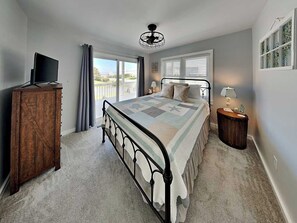 4 bedrooms, free WiFi, bed sheets - The Salty Seahorse | Across from Beach + Views! (North Topsail Beach)