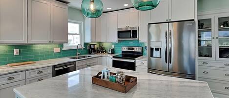 冷蔵庫、電子レンジ、オーブン、コンロ