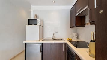 Jääkaappi, mikroaaltouuni, uuni, liesi