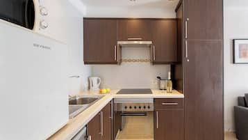 Een koelkast, een magnetron, een oven, een kookplaat