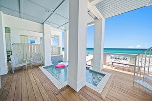 Una piscina al aire libre, una piscina climatizada