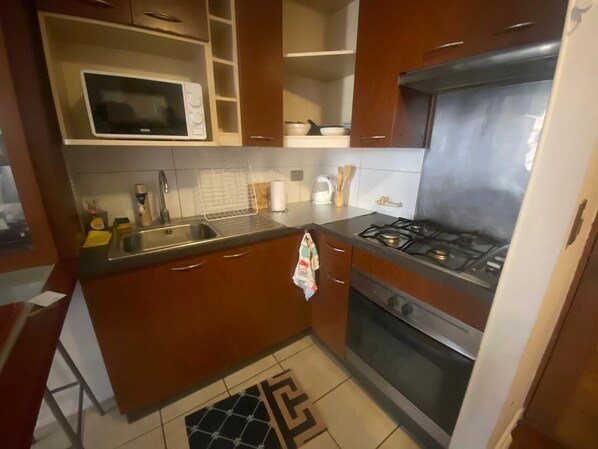 Frigorifero, microonde, forno, piano cottura