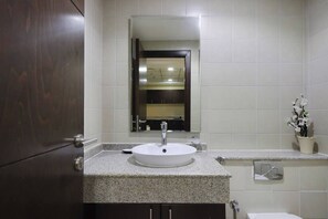 Een douche, een haardroger, handdoeken