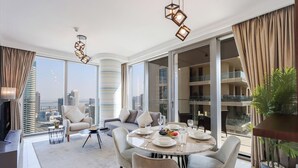 Een moderne woonkamer met een eetgedeelte, grote ramen en uitzicht op de stad.