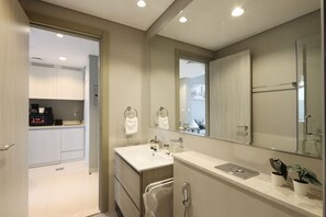 Séchoir à cheveux, serviettes fournies