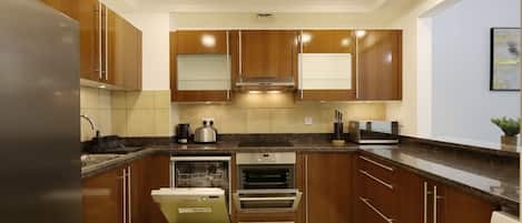 Geladeira, micro-ondas, fogão, cooktop