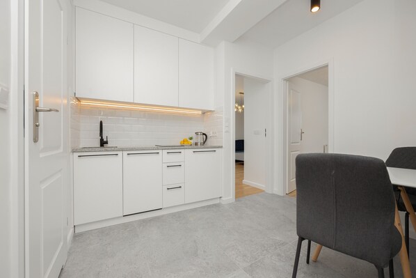 Microwave, dishwasher, cookware/dishes/utensils - Marszałkowska for 4 by Renters (Warsaw)