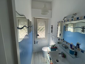 Shower, hair dryer, bidet, towels - By the sea just a stone's throw from Rome (Anzio)