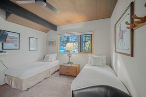 2 bedrooms, WiFi, bed sheets - Cozy Golfside Condo with Patio, Fireplace & A/C (Sunriver)