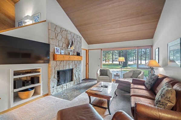 TV, fireplace, DVD player - Cozy Golfside Condo with Patio, Fireplace & A/C (Sunriver)