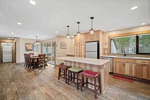 Fridge, microwave, oven, stovetop - Relaxing Sunriver Home with A/C, Hot Tub & Golf Course Views (Sunriver)