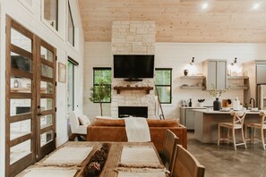 Smart-TV, Kamin, Videospiele, Bücher