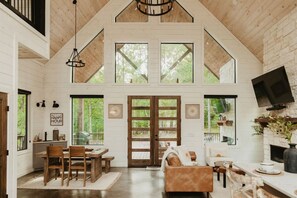 Smart-TV, Kamin, Videospiele, Bücher