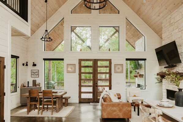 Älytelevisio, takka, videopelejä, kirjoja