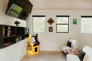 Smart TV, fireplace, video games, books - Broken Bow Getaway | Hot Tub + Games (Broken Bow)