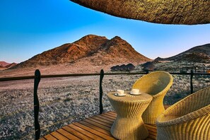 Standard Twin Room, Desert view | Minibar, in-room safe, bed sheets