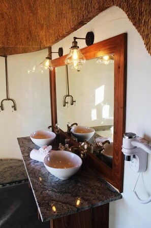 Standard Twin Room, Desert view | Bathroom | Shower, rainfall showerhead, bathrobes, towels