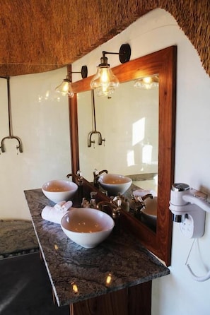 Standard Twin Room, Desert view | Bathroom | Shower, rainfall showerhead, bathrobes, towels