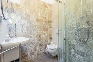Een douche, een haardroger, handdoeken