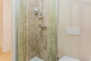 Chuveiro, secador de cabelo, toalhas de banho