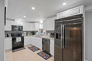 Fridge, microwave, oven, stovetop - Sunny Escape in Pinellas Park (Pinellas Park)