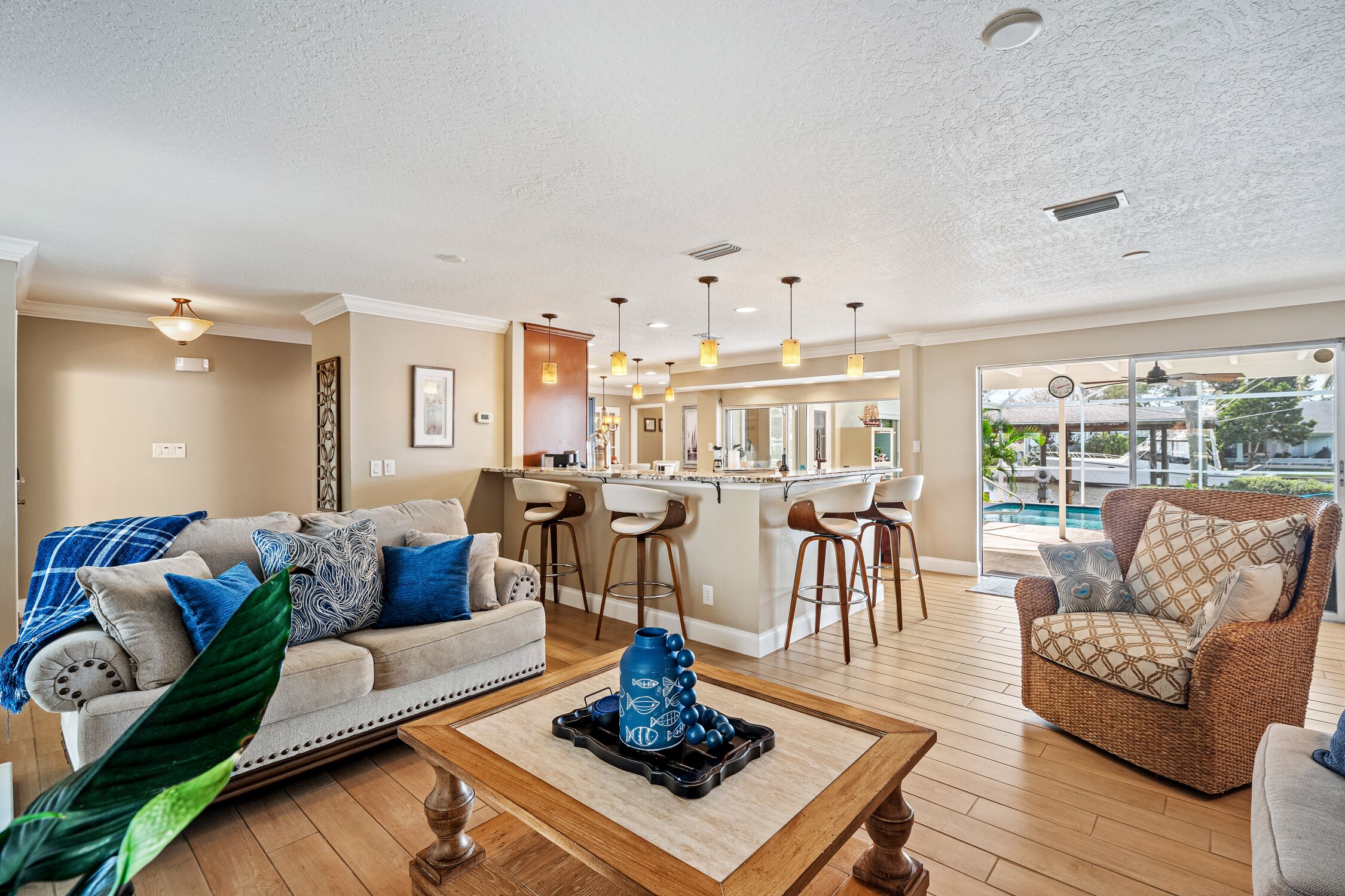 TV connectée, jeux vidéo, lecteur de DVD, baby-foot