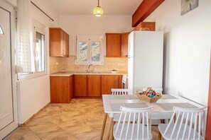 Fridge, oven, coffee/tea maker, electric kettle