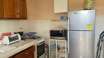 Een koelkast, een microgolfoven, een oven, een kookplaat