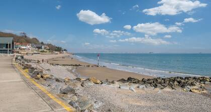 A large detached house with sea view that sleeps 12 guests in 6 bedrooms