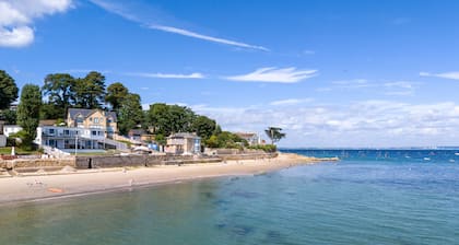 A large detached house with sea view that sleeps 12 guests in 6 bedrooms