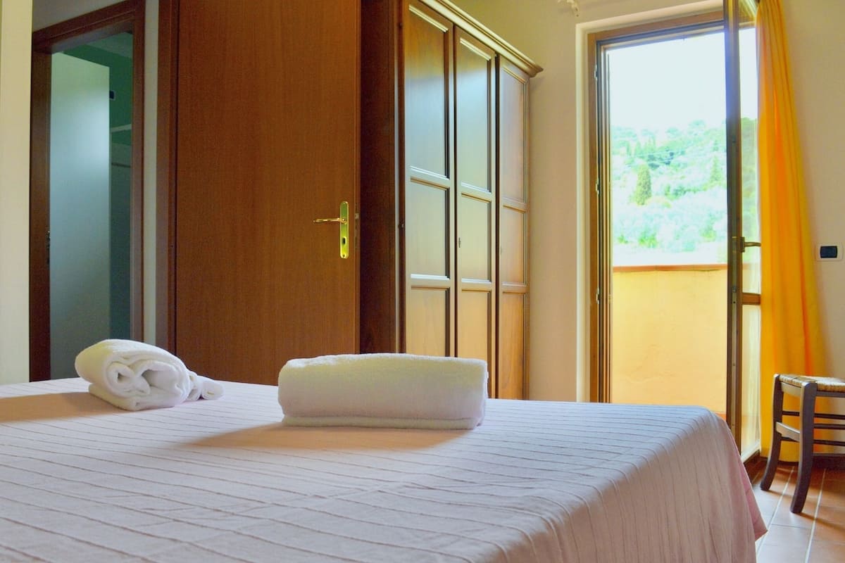 1 habitación, caja de seguridad en la habitación, cunas y ropa de cama