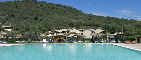 Piscine extérieure (ouverte en saison), parasols de plage