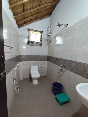 Ducha, toallas, jabón y champú