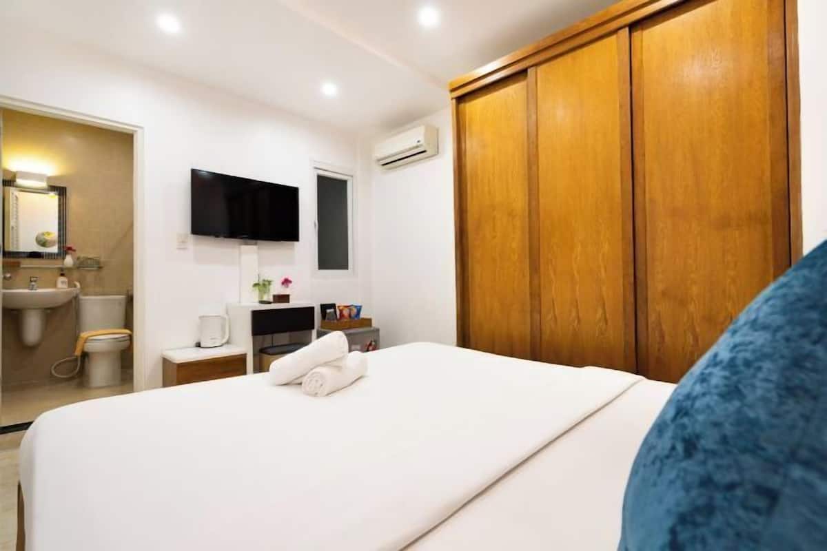 Hypo-allergenic bedding, memory-foam beds, free minibar items