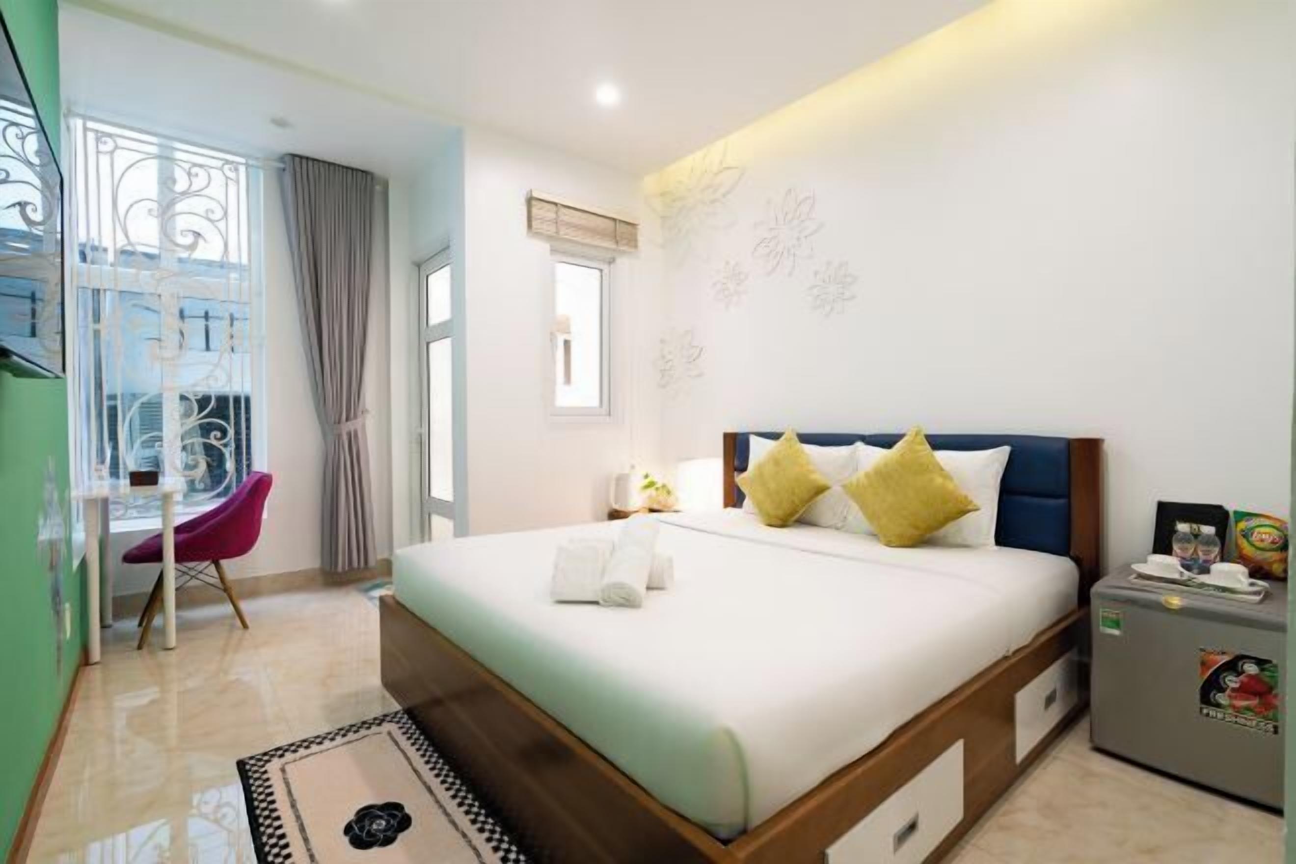 Hypo-allergenic bedding, memory foam beds, free minibar items