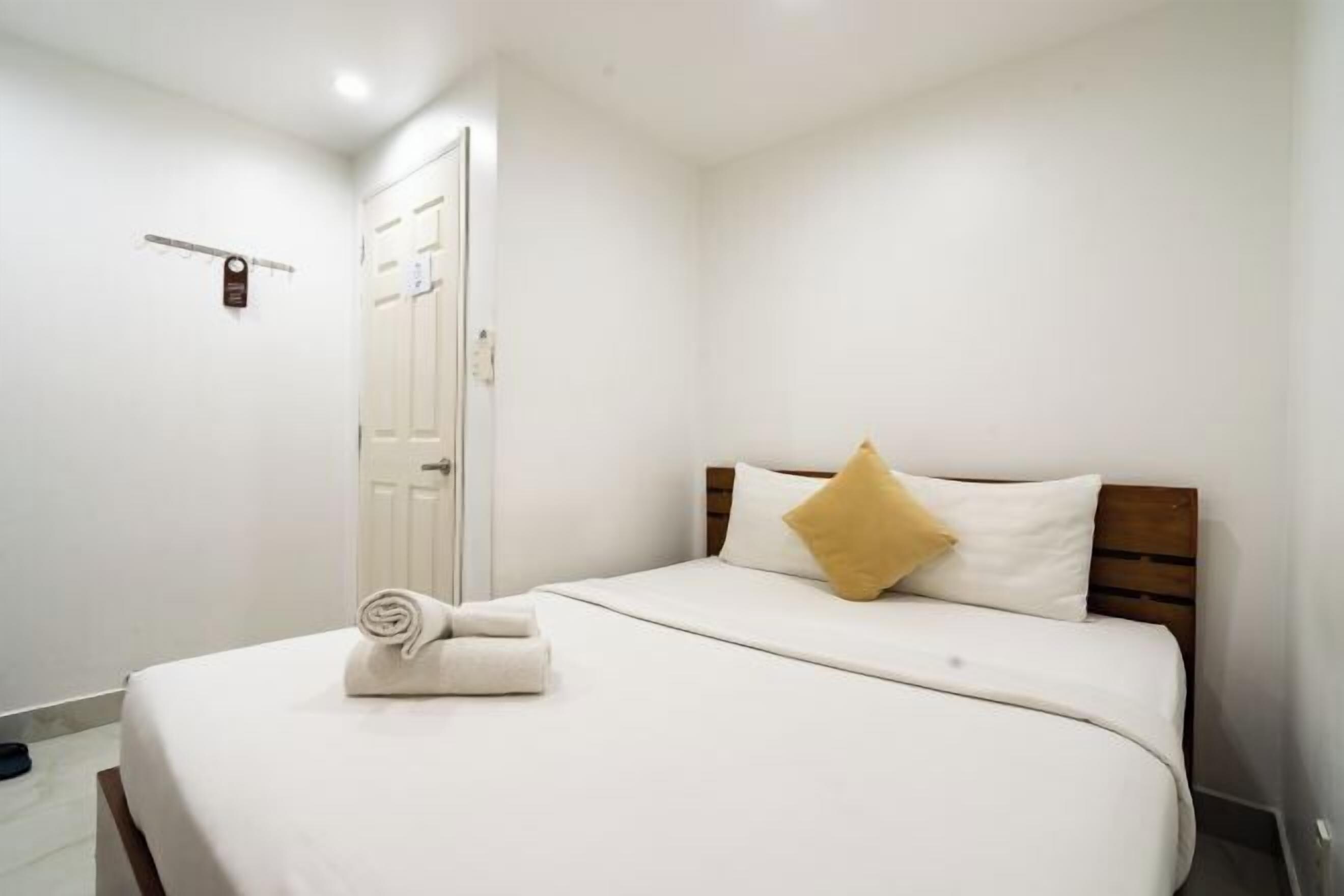 Hypo-allergenic bedding, memory foam beds, free minibar items