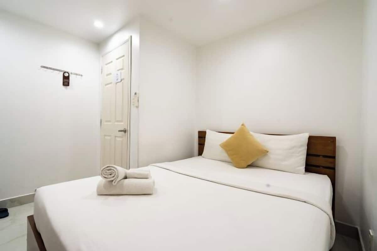 Hypo-allergenic bedding, memory-foam beds, free minibar items