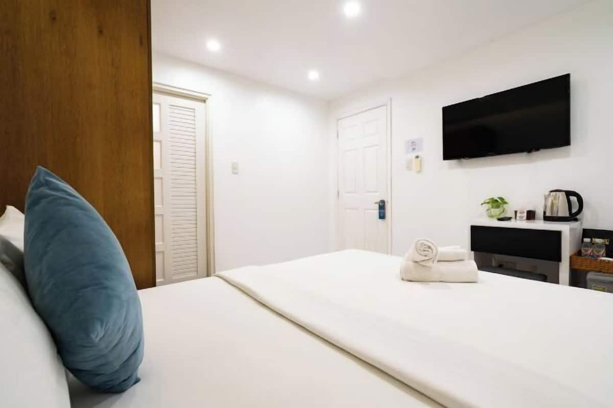 Hypo-allergenic bedding, memory-foam beds, free minibar items