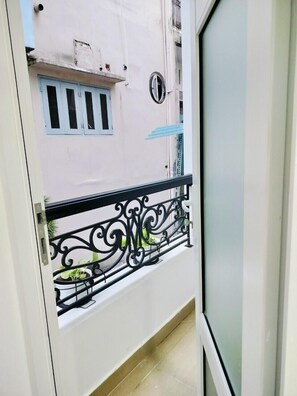 Hypo-allergenic bedding, memory-foam beds, free minibar items - Adventure Hotel (Ho Chi Minh City)